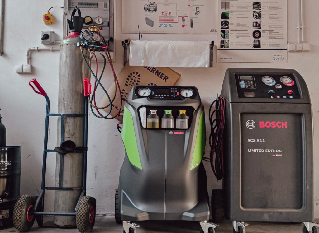 Profesjonalne maszyny Bosch do serwisu klimatyzacji oraz butla z gazem do testu szczelności w VAG Serwis Świlcza