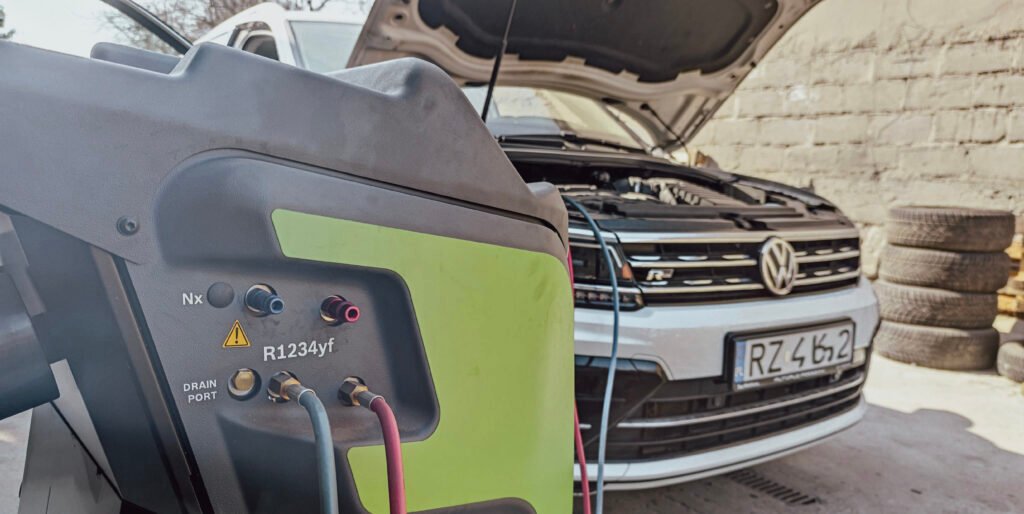 Serwis klimatyzacji Volkswagen Tiguan R – stacja R1234yf podłączona do auta w VAG Serwis Świlcza